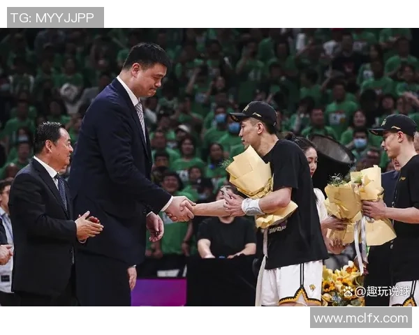 姚明重返赛场激情四溢客场归来引发球迷热烈欢呼与期待